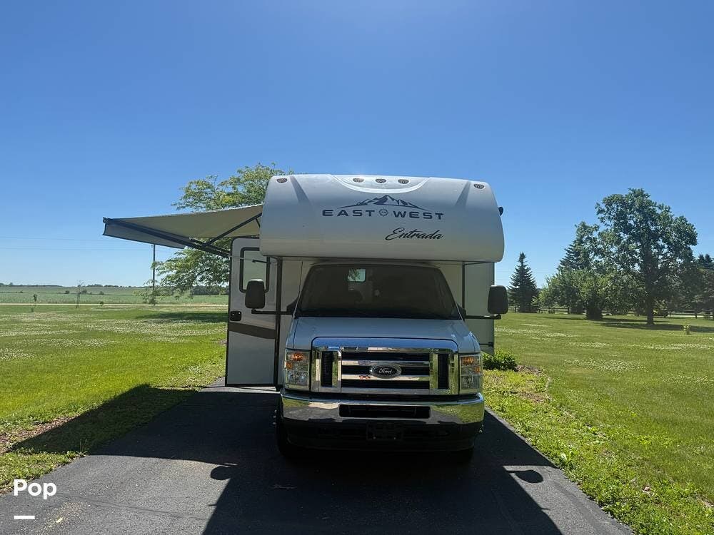 2025 East to West Entrada 2600DS - Used Class C For Sale by Pop RVs in Columbus, Wisconsin features Leveling Jacks, Generator, Awning, Slideout, Air Conditioning