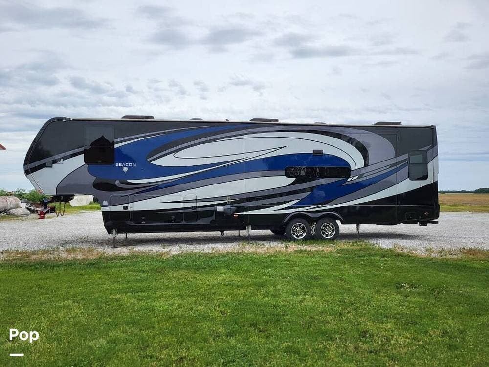 2020 Vanleigh Beacon 39RLB - Used Toy Hauler For Sale by Pop RVs in Mexico, Missouri features Awning, Leveling Jacks, Slideout, Air Conditioning