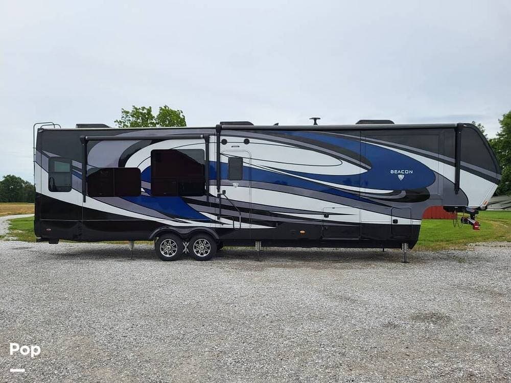 2020 Vanleigh Beacon 39RLB - Used Toy Hauler For Sale by Pop RVs in Mexico, Missouri features Awning, Slideout, Air Conditioning, Leveling Jacks