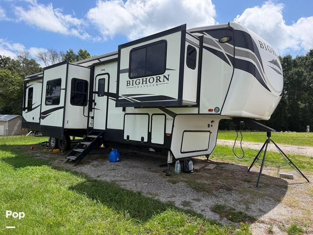 2020 Heartland Bighorn Traveler 39FL - Used Fifth Wheel For Sale by Pop RVs in Henderson, Texas features Air Conditioning, Awning, Slideout