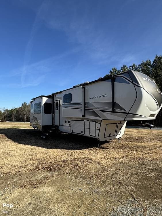 2024 Keystone Montana 3901RK - Used Fifth Wheel For Sale by Pop RVs in Burlington, North Carolina features Leveling Jacks, Awning, Air Conditioning, Slideout