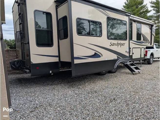 2021 Forest River Sandpiper 321RL - Used Fifth Wheel For Sale by Pop RVs in Axton, Virginia features Slideout, Awning, Air Conditioning