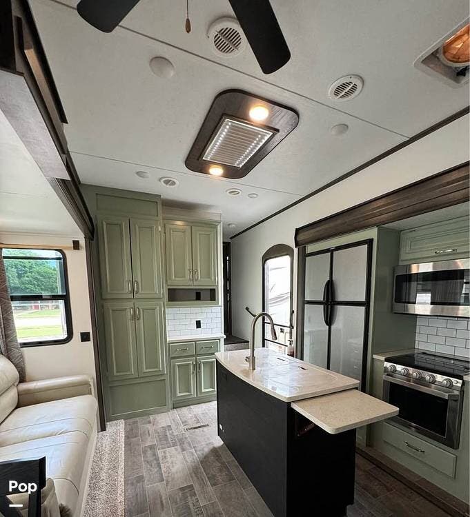 2019 Keystone Montana High Country 362RD - Used Fifth Wheel For Sale by Pop RVs in Lubbock, Texas features Air Conditioning, Leveling Jacks, Slideout