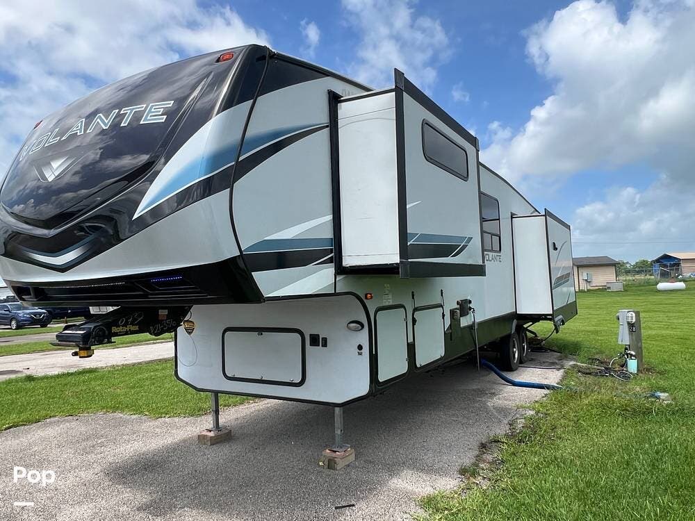2021 CrossRoads Volante 370BR - Used Fifth Wheel For Sale by Pop RVs in Angleton, Texas features Air Conditioning, Slideout, Leveling Jacks, Awning