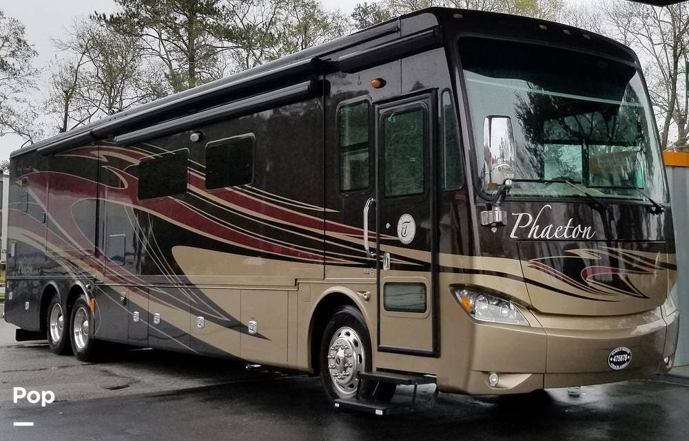 2014 Tiffin Phaeton 42LH - Used Diesel Pusher For Sale by Pop RVs in Clermont, Florida features Slideout