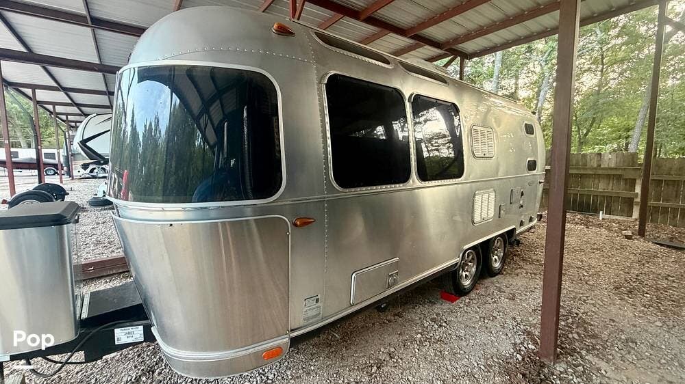 2017 Airstream Flying Cloud 23D - Used Travel Trailer For Sale by Pop RVs in Montgomery, Texas features Awning, Leveling Jacks, Air Conditioning