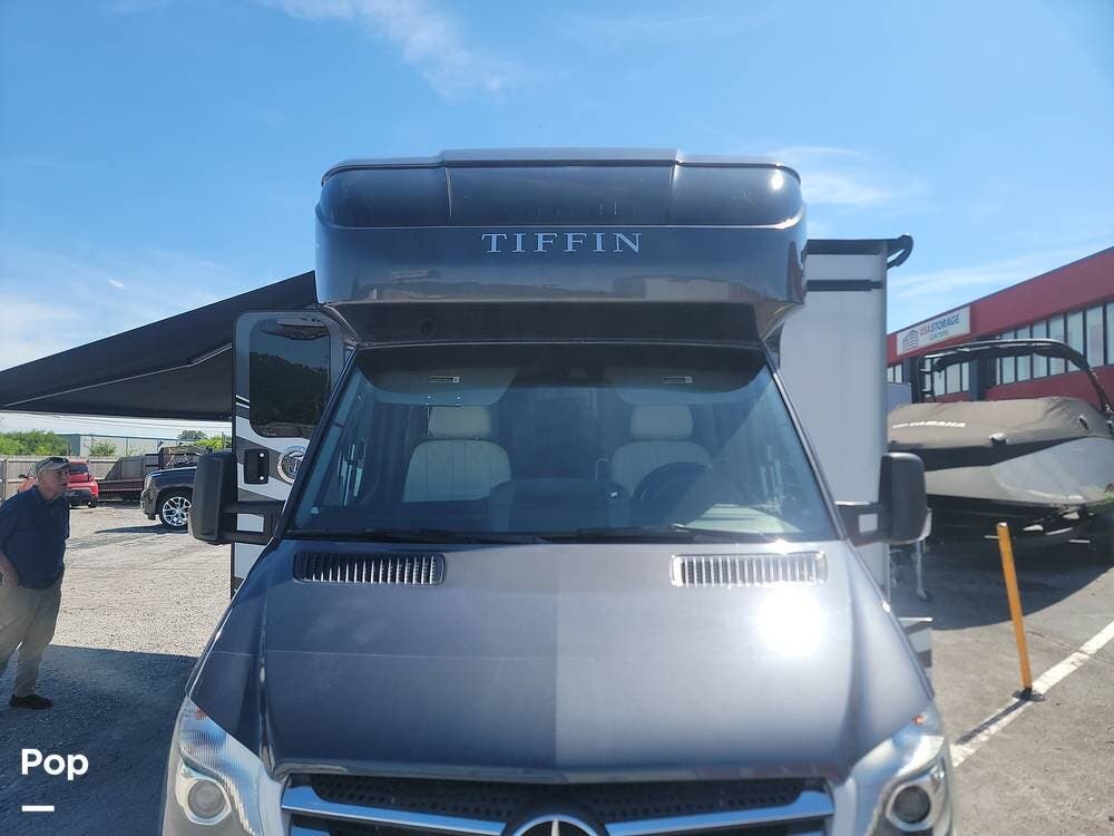 2018 Tiffin Wayfarer 24QW - Used Class C For Sale by Pop RVs in Ooltewah, Tennessee features Slideout, Generator, Air Conditioning, Awning