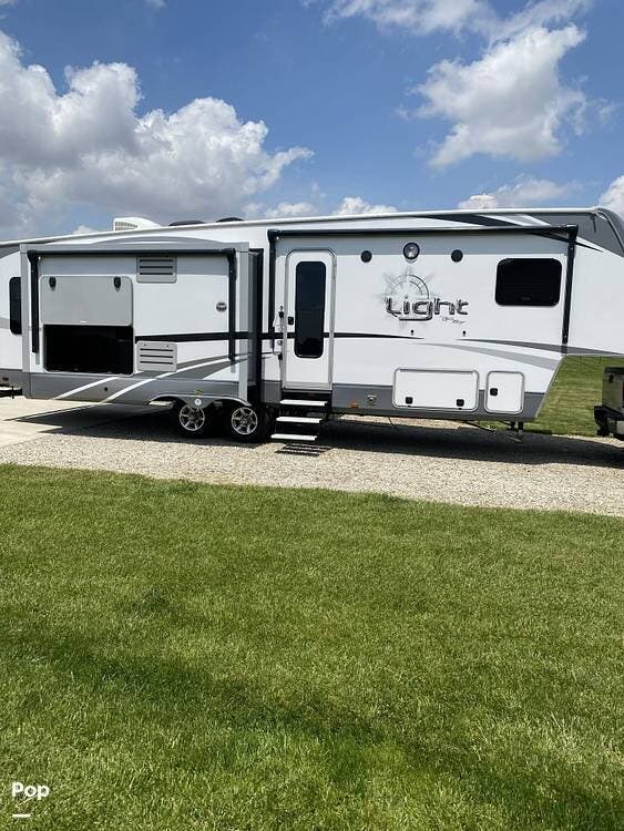 2018 Highland Ridge Light 291RLS - Used Fifth Wheel For Sale by Pop RVs in Kenton, Ohio features Slideout, Air Conditioning, Awning