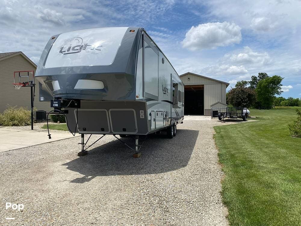 2018 Highland Ridge Light 291RLS - Used Fifth Wheel For Sale by Pop RVs in Kenton, Ohio features Air Conditioning, Awning, Slideout