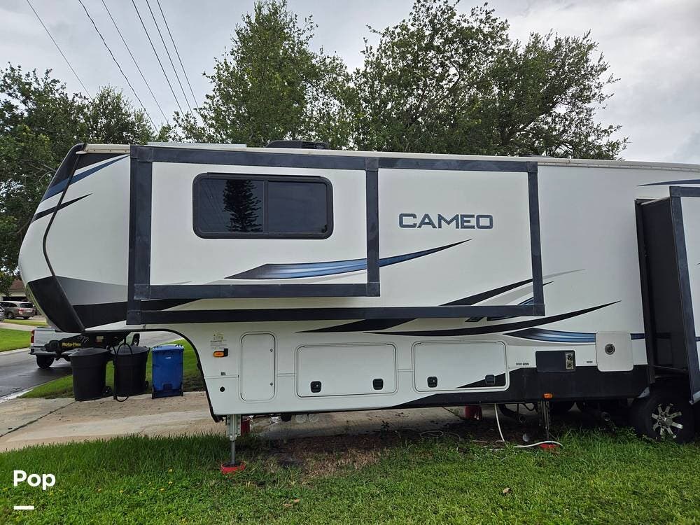 2021 CrossRoads Cameo 3891mk - Used Fifth Wheel For Sale by Pop RVs in Saint Petersburg, Florida features Slideout