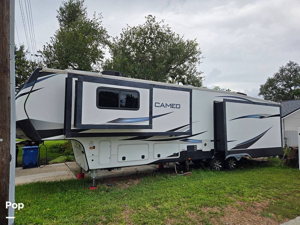 2021 CrossRoads Cameo 3891 MK - Used Fifth Wheel For Sale by Pop RVs in Saint Petersburg, Florida features Slideout, Generator, Awning, Air Conditioning