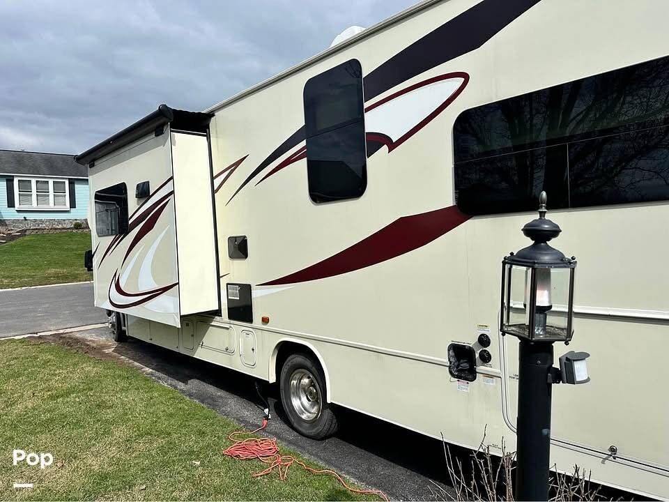 2016 Jayco Redhawk 31xl - Used Class C For Sale by Pop RVs in Liverpool, New York features Slideout