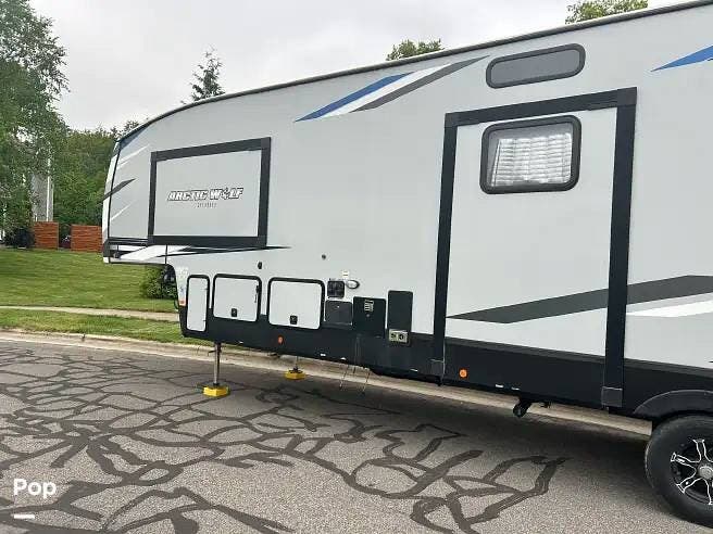2022 Cherokee Arctic Wolf 3880 SUITE - Used Fifth Wheel For Sale by Pop RVs in Warsaw, Indiana features Slideout, Awning, Air Conditioning, Leveling Jacks
