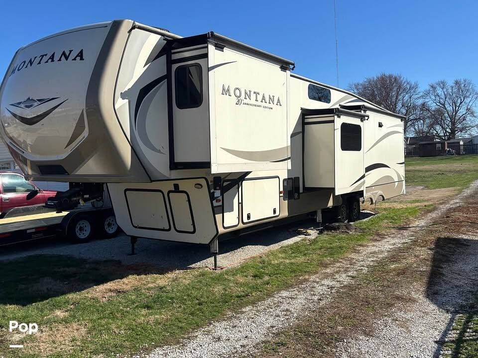2019 Keystone Montana 3855BR - Used Fifth Wheel For Sale by Pop RVs in Divernon, Illinois features Leveling Jacks, Awning, Slideout, Air Conditioning