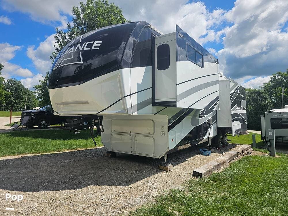 2025 Alliance RV Paradigm 340RL - Used Fifth Wheel For Sale by Pop RVs in Waukee, Iowa features Leveling Jacks, Air Conditioning, Slideout, Awning