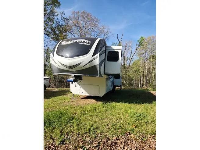 2022 Grand Design Solitude 390RK-R - Used Fifth Wheel For Sale by Pop RVs in Cowpens, South Carolina features Air Conditioning, Leveling Jacks, Slideout, Awning