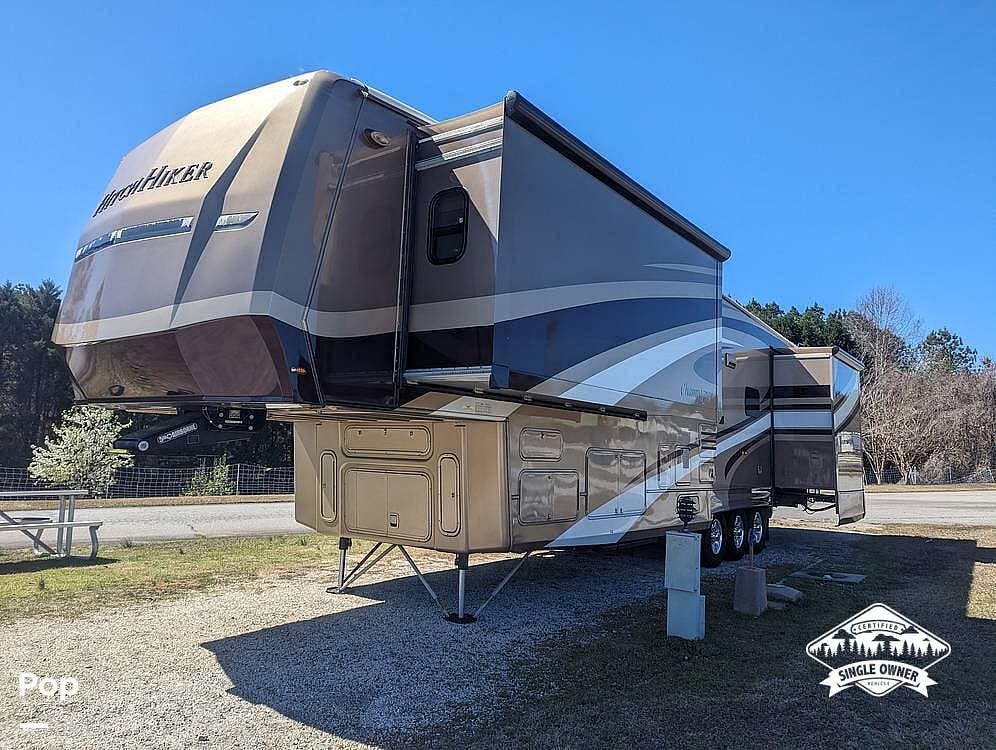 2013 Nu-Wa Hitchhiker Champagne 38LKRSB - Used Fifth Wheel For Sale by Pop RVs in Bradenton, Florida features Awning, Air Conditioning, Slideout, Leveling Jacks