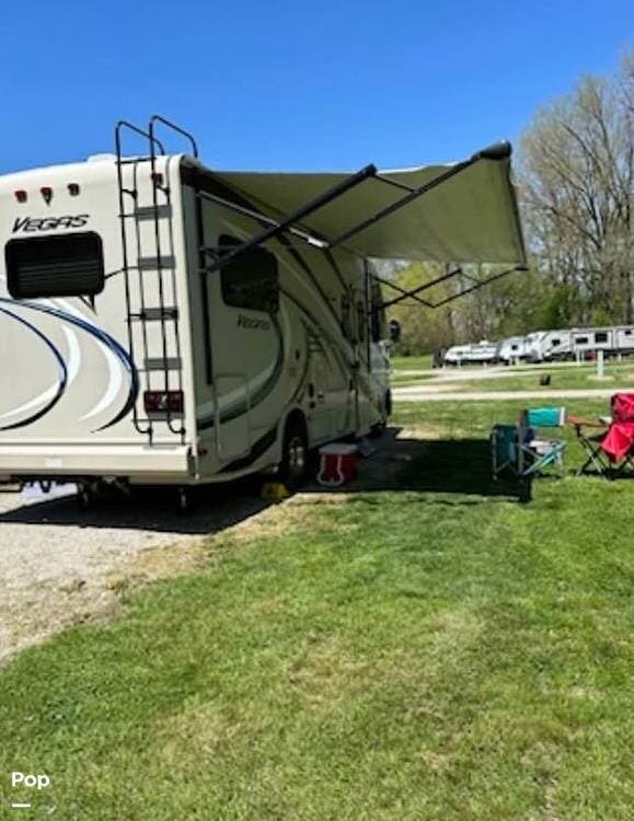 2016 Thor Motor Coach Vegas 24.1 - Used Class A For Sale by Pop RVs in Indianapolis, Indiana features Slideout