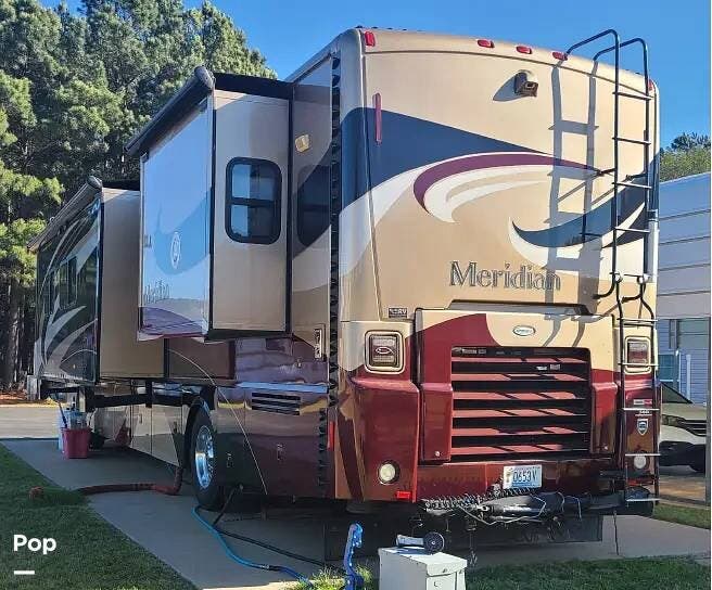 2011 Winnebago Meridian Itasca  40U - Used Diesel Pusher For Sale by Pop RVs in Lindale, Texas features Slideout