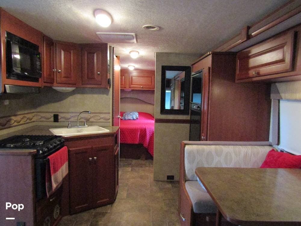 2013 Winnebago Vista 26HE - Used Class A For Sale by Pop RVs in Silver City, New Mexico features Generator, Air Conditioning, Leveling Jacks, Slideout, Awning