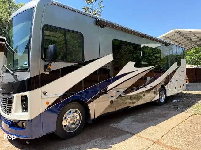 2019 Vacationer 33C by Holiday Rambler from Pop RVs in Dallas, Texas