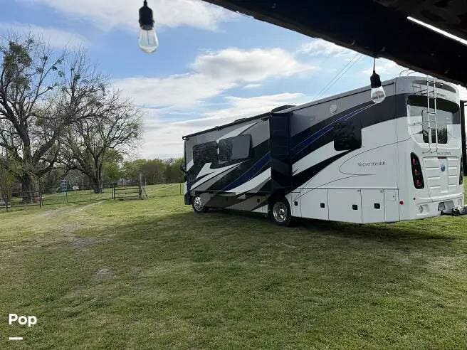 2019 Holiday Rambler Vacationer 33C - Used Class A For Sale by Pop RVs in Dallas, Texas features Slideout, Generator, Leveling Jacks, Air Conditioning, Awning