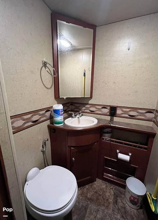 2014 Winnebago Vista 35B - Used Class A For Sale by Pop RVs in Madison, Maine features Generator, Air Conditioning, Awning, Leveling Jacks, Slideout