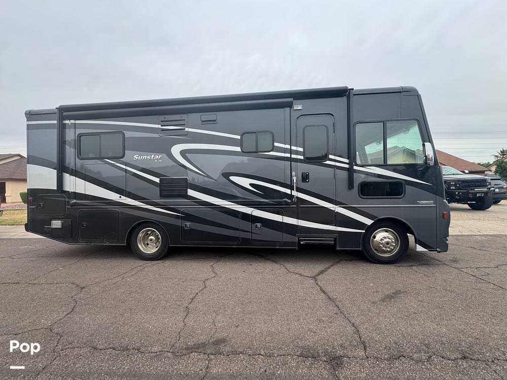 2017 Winnebago Sunstar Sunstar LX 27N - Used Class A For Sale by Pop RVs in Calhoun, Georgia features Leveling Jacks, Slideout, Generator, Air Conditioning, Awning