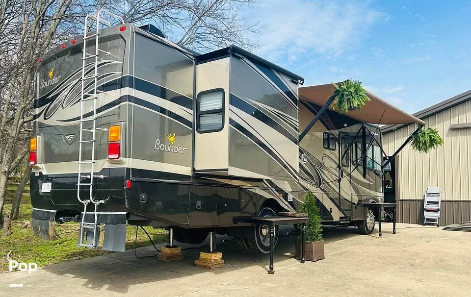 2010 Fleetwood Bounder 35H - Used Class A For Sale by Pop RVs in Gallatin, Tennessee features Slideout