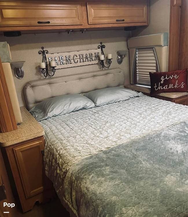 2010 Bounder 35H by Fleetwood from Pop RVs in Gallatin, Tennessee