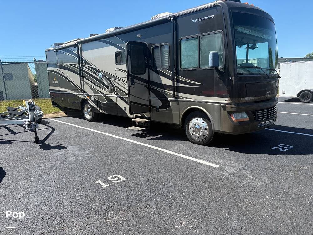 2010 Fleetwood Bounder 35H - Used Class A For Sale by Pop RVs in Gallatin, Tennessee features Generator, Leveling Jacks, Slideout, Awning, Air Conditioning