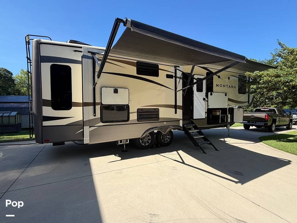 2017 Keystone Montana 3160RL - Used Fifth Wheel For Sale by Pop RVs in Lexington, South Carolina features Generator, Awning, Air Conditioning, Slideout