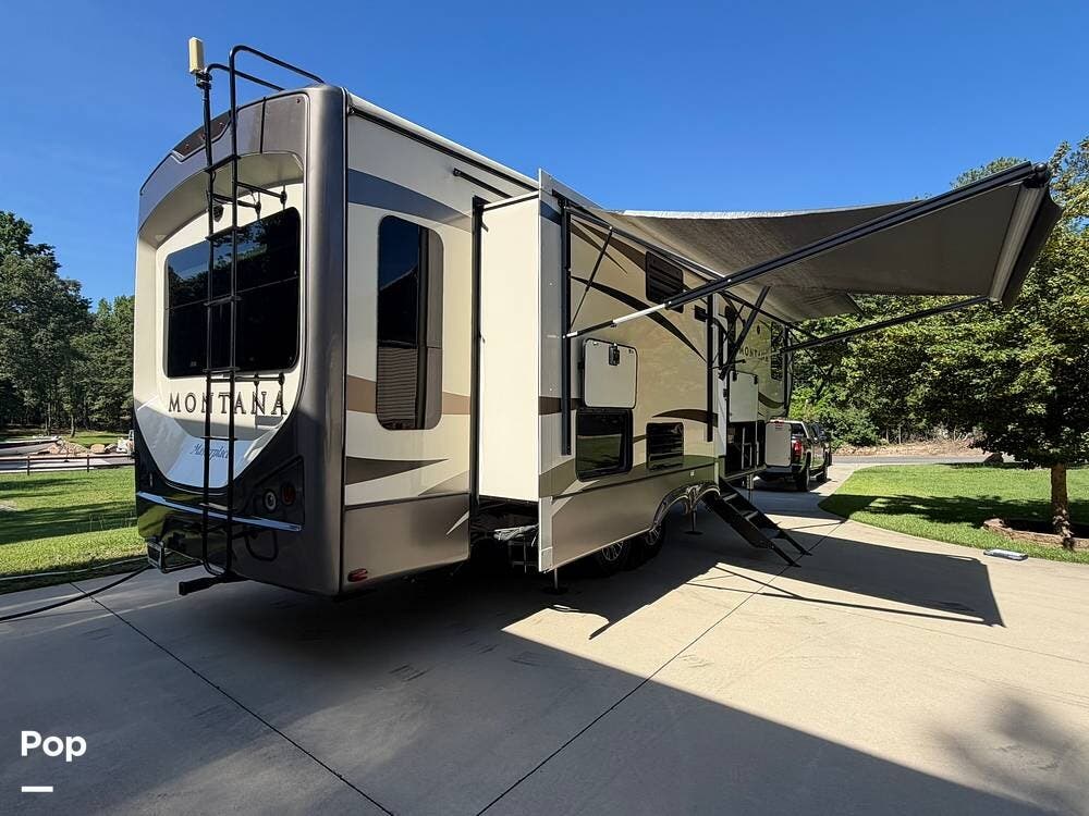 2017 Keystone Montana 3160RL - Used Fifth Wheel For Sale by Pop RVs in Lexington, South Carolina features Generator, Slideout, Leveling Jacks, Awning, Air Conditioning