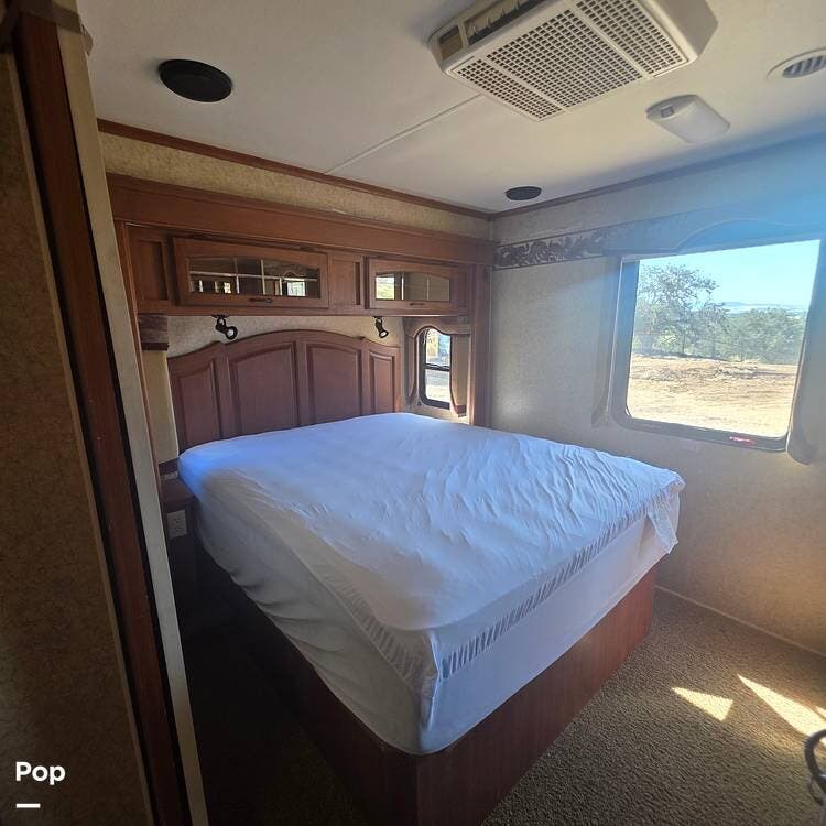2007 Jayco Seneca HD 35 GS - Used Class C For Sale by Pop RVs in Paso Robles, California features Slideout