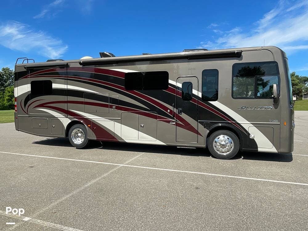 2019 Thor Motor Coach Palazzo 33.2 - Used Diesel Pusher For Sale by Pop RVs in Shelby Township, Michigan features Slideout, Generator, Awning, Air Conditioning, Leveling Jacks