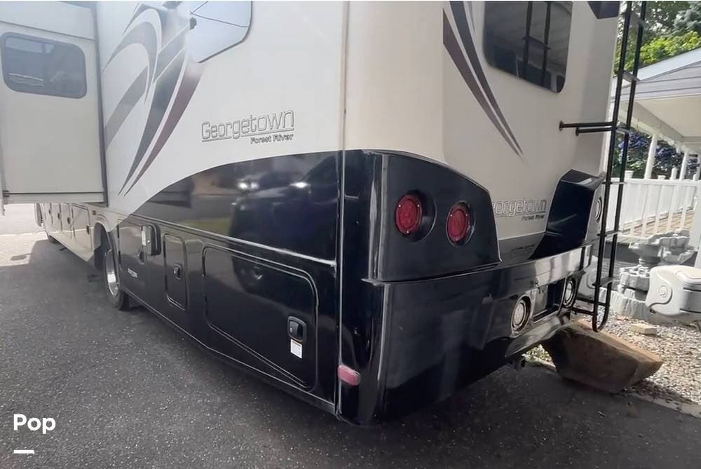 2019 Forest River Georgetown GT5 31L5 - Used Class A For Sale by Pop RVs in Centereach, New York features Generator, Air Conditioning, Slideout, Leveling Jacks