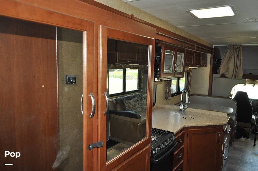2016 Thor Motor Coach Chateau 31W - Used Class C For Sale by Pop RVs in Kingman, Arizona features Awning, Slideout, Generator, Air Conditioning