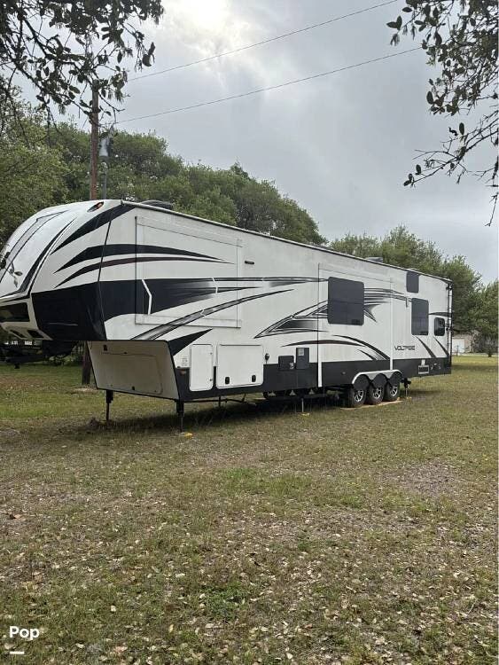 2016 Dutchmen Voltage 3970 - Used Fifth Wheel For Sale by Pop RVs in Inez, Texas features Slideout