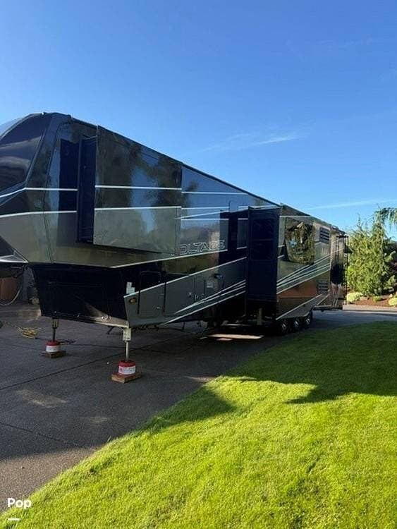 2020 Dutchmen Voltage 4145 - Used Toy Hauler For Sale by Pop RVs in Oregon City, Oregon features Slideout