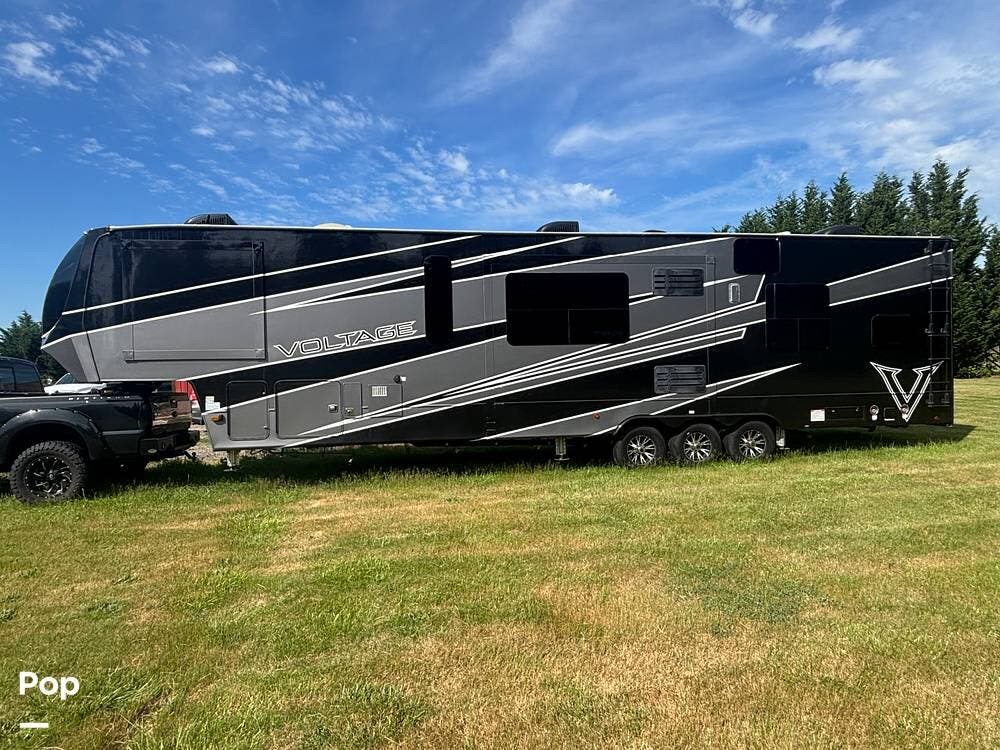 2020 Dutchmen Voltage 4145 - Used Toy Hauler For Sale by Pop RVs in Oregon City, Oregon features Awning, Slideout, Generator, Leveling Jacks, Air Conditioning