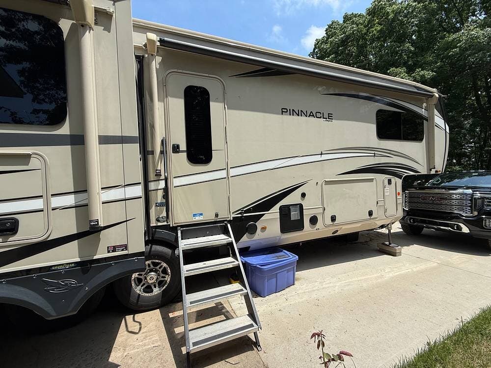 2022 Jayco Pinnacle 36SSWS - Used Fifth Wheel For Sale by Pop RVs in Bloomingdale, Michigan features Slideout