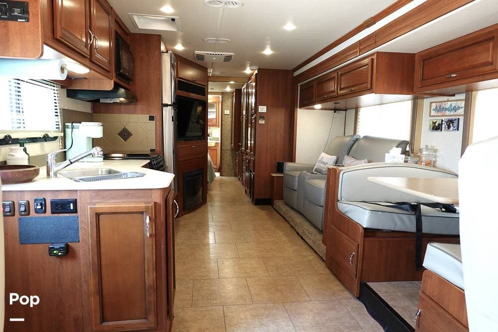 2016 Fleetwood Storm 35SK - Used Class A For Sale by Pop RVs in Del Valle, Texas features Air Conditioning, Awning, Generator, Slideout, Leveling Jacks