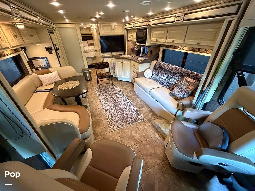 2011 Tiffin Allegro Breeze 32BR - Used Diesel Pusher For Sale by Pop RVs in Nashville, Tennessee features Slideout