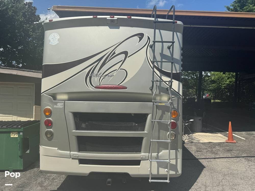 2011 Tiffin Allegro Breeze 32BR - Used Diesel Pusher For Sale by Pop RVs in Nashville, Tennessee features Slideout, Generator, Awning, Air Conditioning