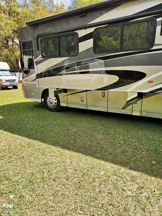 2010 Winnebago Tour 40cd - Used Diesel Pusher For Sale by Pop RVs in Bushnell, Florida features Slideout