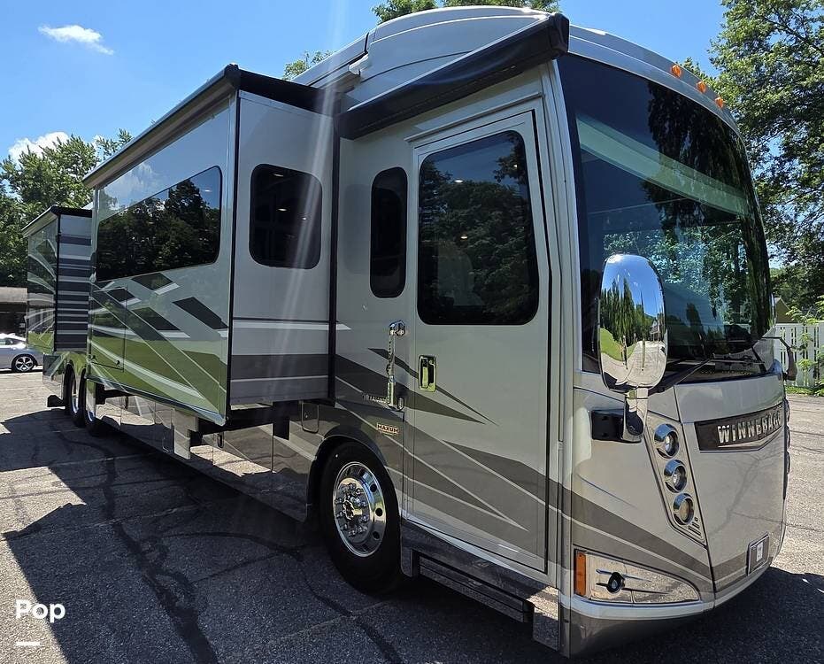 2016 Winnebago Grand Tour 42HL - Used Diesel Pusher For Sale by Pop RVs in Kirtland, Ohio features Leveling Jacks, Generator, Air Conditioning, Slideout, Awning