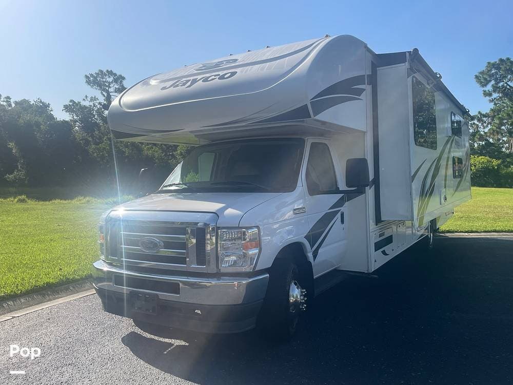 2021 Jayco Redhawk 31F - Used Class C For Sale by Pop RVs in Sarasota, Florida features Generator, Awning, Air Conditioning, Slideout