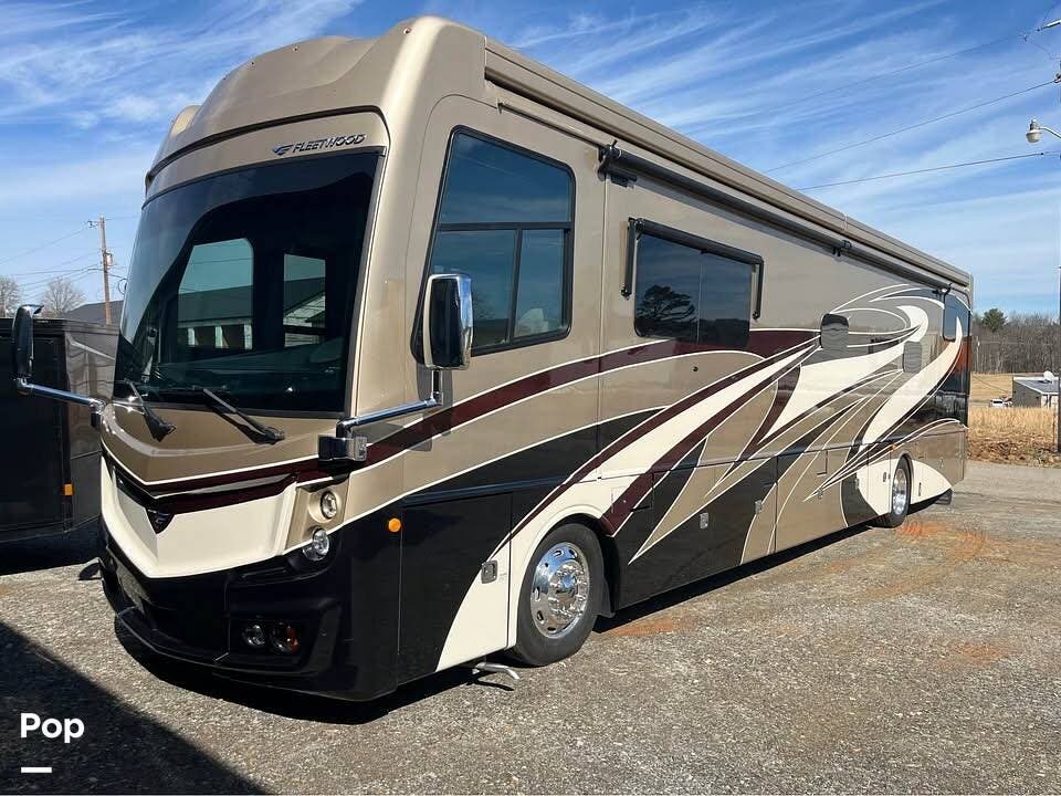 2018 Fleetwood Discovery LXE 40D - Used Diesel Pusher For Sale by Pop RVs in Morganton, Georgia features Slideout