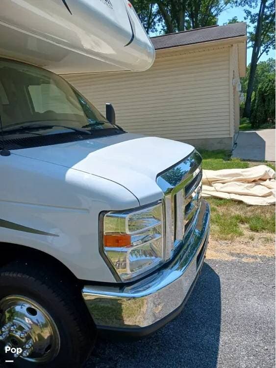 2018 Coachmen Freelander 26RS - Used Class C For Sale by Pop RVs in Barberton, Ohio features Slideout