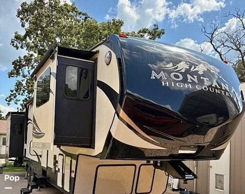 2018 Keystone Montana High Country 375FL - Used Fifth Wheel For Sale by Pop RVs in Altoona, Kansas features Leveling Jacks, Air Conditioning, Slideout, Awning